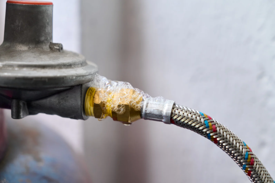 Détendeur de gaz avec fuite et bulles